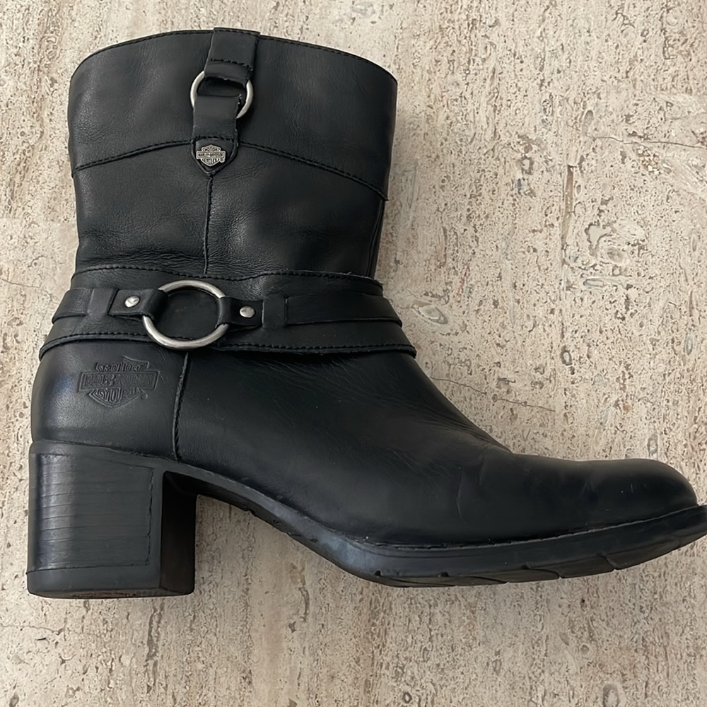 HARLEY DAVIDSON Black Leather Mid-Calf Biker Boot Size 7.5 Strap Buckle 2" Heel